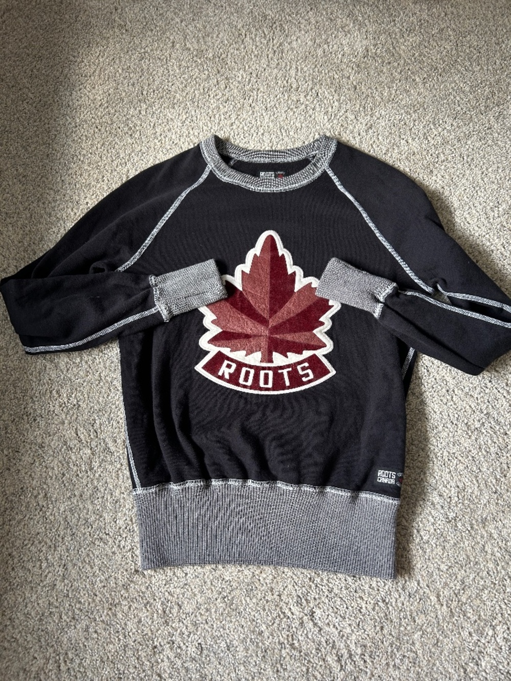 Women’s Roots Canada Maple LeafNavy Crewneck Size XS